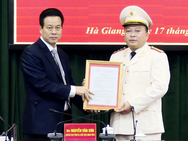 Được biết, Đại tá Phan Huy Ngọc sinh năm 1972, quê ở xã Nghĩa Hưng, huyện Vĩnh Tường, tỉnh Vĩnh Phúc. (Ảnh: Chủ tịch UBND tỉnh Hà Giang Nguyễn Văn Sơn trao Quyết định cho Đại tá Phan Huy Ngọc, thôi giữ chức Phó Giám đốc Công an tỉnh Phú Thọ đến giữ chức Giám đốc Công an tỉnh Hà Giang. Nguồn: Báo Hà Giang)