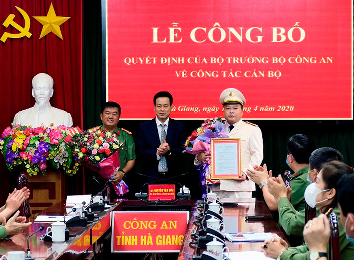 Tân Giám đốc công an tỉnh Hà Giang: Ngày 17/4, thượng tướng Lê Quý Vương đã trao quyết định điều động đại tá Hầu Văn Lý - Giám đốc công an tỉnh Hà Giang giữ chức vụ Phó chánh văn phòng Bộ công an và bổ nhiệm đại tá Phan Huy Ngọc - Phó giám đốc công an tỉnh Phú Thọ giữ chức Giám đốc công an tỉnh Hà Giang. (Ảnh: Chủ tịch UBND tỉnh Hà Giang tặng hoa, chúc mừng đại tá Hầu Văn Lý và đại tá Phan Huy Ngọc. Nguồn: UBND tỉnh Hà Giang)