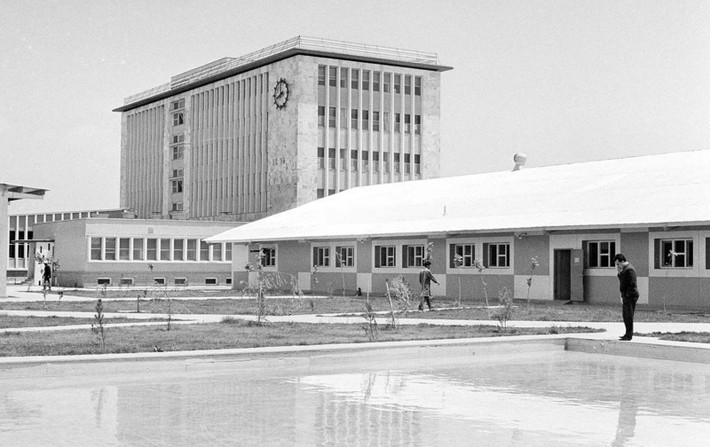Trụ sở của một xưởng in báo chí mới hoàn thành ở Kabul năm 1966.