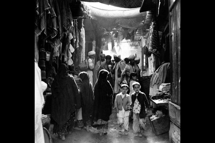Cảnh mua sắm tại một khu chợ ở Kabul năm 1964.