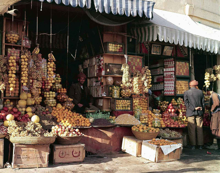 Các sạp hàng bán hoa quả, đồ khô ở Kabul.