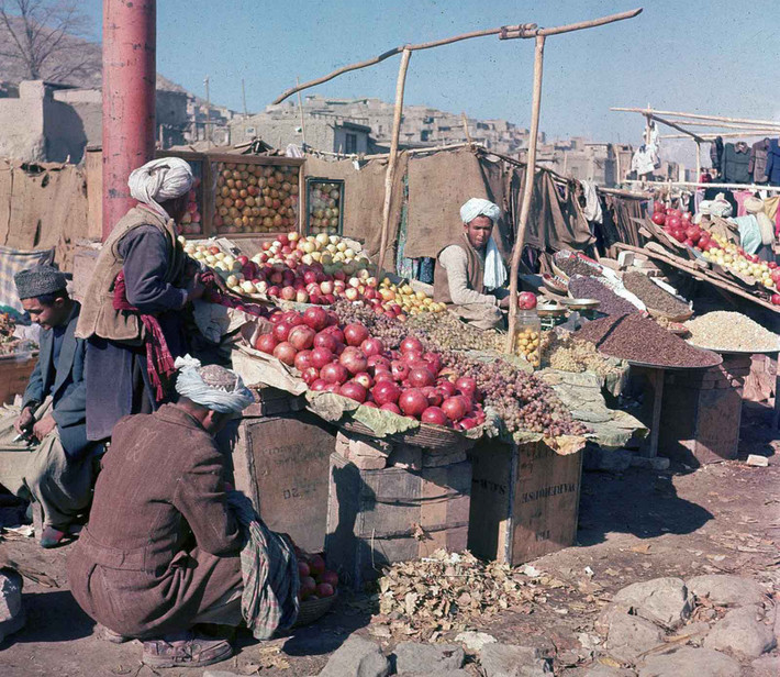 Những sạp hàng bán tại một khu chợ trời ở Kabul năm 1961. (Nguồn ảnh RHP)