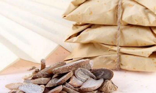 Cho bạc hà và sâm đắng vào lọ thủy tinh, đổ ngập 600ml rượu trắng vào ngâm tầm 7 ngày. Sau đó, chắt lấy nước cốt tiếp tục cho bột long não vào trộn đều. Dùng rượu này bôi vào những vị trí nổi mề đay, ngày 3 lần. Nguồn ảnh: Eastday. (Thông tin trong bài chỉ mang tính chất tham khảo, trước khi sử dụng bài thuốc, vui lòng hỏi ý kiến bác sĩ).