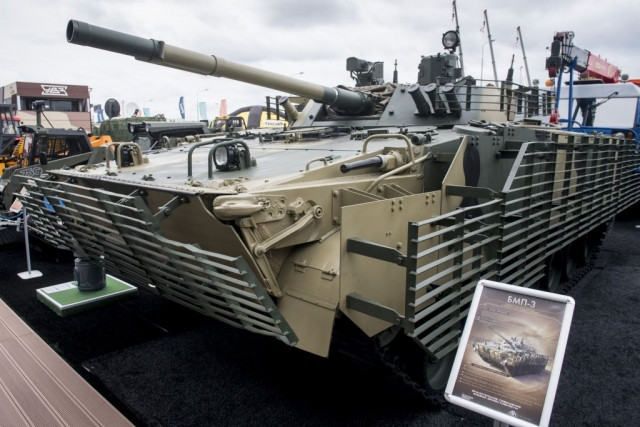 Ngoài ra, robot BMP-3 còn sở hữu hệ thống hoả lực kĩ thuật số và có thể bao quát địa hình 360 độ ở bất kỳ thời gian nào trong ngày. Đặc biệt, robot BMP-3 có thể được sử dụng như một bệ phóng cho các tên lửa chống tăng (ATGM). Ảnh: defencemirror.com.