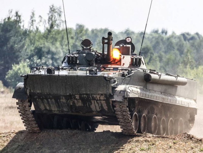 Phó giám đốc điều hành Tập đoàn Rostec Vladimir Artyakov cho biết “loại robot này có thể chiến đấu ở các khu đô thị phức tạp hoặc dẫn đầu đoàn xe bọc thép". Ông giải thích: “Các tính năng của xe BMP-3 cho phép phương tiện này được sử dụng ở những khu vực nguy hiểm nhất. Ví dụ, robot có thể chiến đấu trong các khu đô thị phức tạp hoặc dẫn đầu một đoàn xe bọc thép.” Ảnh: topwar.ru.