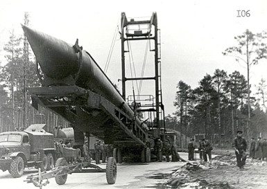 Khủng hoảng tên lửa Cuba nổ ra vào tháng 10/1962 sau khi Cuba cho phép Liên Xô triển khai một số tên lửa đạn đạo hạt nhân tầm trung trên lãnh thổ nước này.