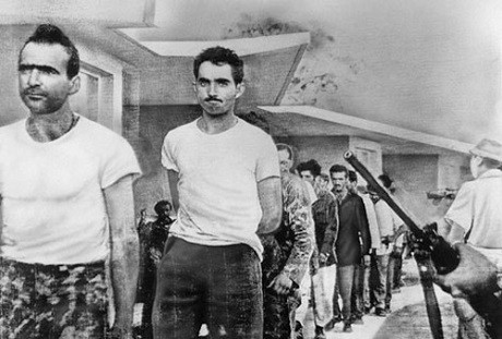 Năm 1961, Mỹ đóng cửa Đại sứ quán ở La Habana và CIA hậu thuẫn lực lượng Cuba lưu vong tiến vào Vịnh Con lợn với âm mưu lật đổ chính quyền Fidel Castro. Ảnh: Nhóm người Cuba lưu vong tham gia cuộc đổ bộ thất bại ở Vịnh Con Lợn bị bắt.