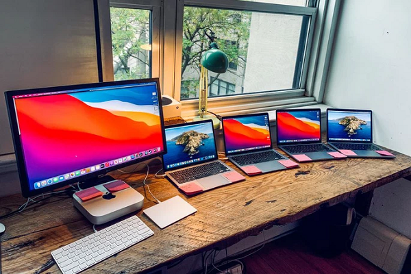 Những ngày cuối năm 2020, thông tin Foxconn - nhà cung cấp của Apple - đang chuyển một phần dây chuyền sản xuất máy tính bảng (Ipad) và máy tính xách tay (MacBook) đến Việt Nam theo yêu cầu của Apple được đưa ra khiến nhiều người háo hức.