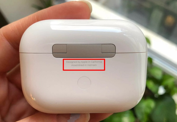 Nhiều người dùng Việt Nam đã tinh ý nhận ra dòng chữ "Assembled in Vietnam" trên những chiếc Airpods Pro. Theo Nikkei, tai nghe AirPods được sản xuất hàng loạt tại Việt Nam từ đầu tháng ba.