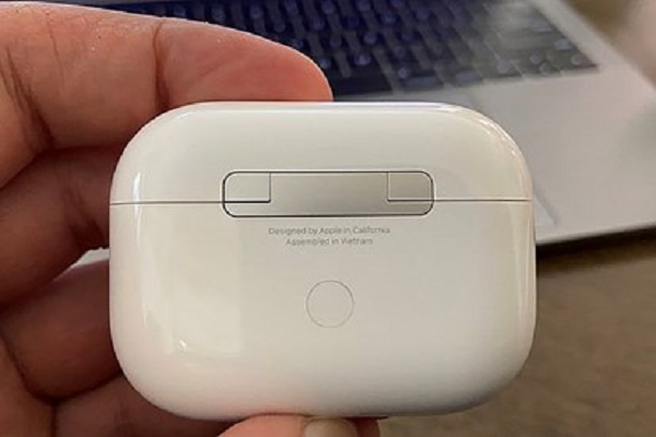 Đối tác của Apple - Luxshare ICT - cũng liên tục mở rộng nhà xưởng và tuyển thêm công nhân tại tỉnh Bắc Giang. Công nhân làm việc tại đây chia sẻ, họ được đào tạo để lắp ráp mẫu tai nghe Airpods của Apple.