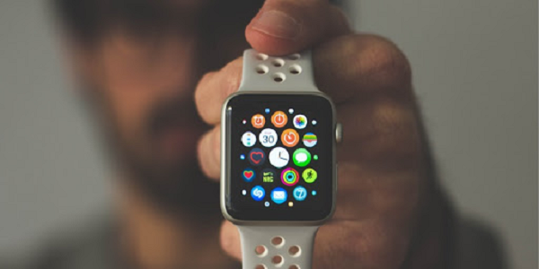 "Apple đã phát hành bản cập nhật watchOS 7.3.1 có thể ngăn chặn vấn đề sạc pin gặp phải trên Apple Watch Series 5 và Watch SE. Hãy nâng cấp đồng hồ của bạn lên bản cập nhật mới để khắc phục lỗi và nâng cấp khả năng bảo mật", Apple viết trên trang web hỗ trợ của hãng.