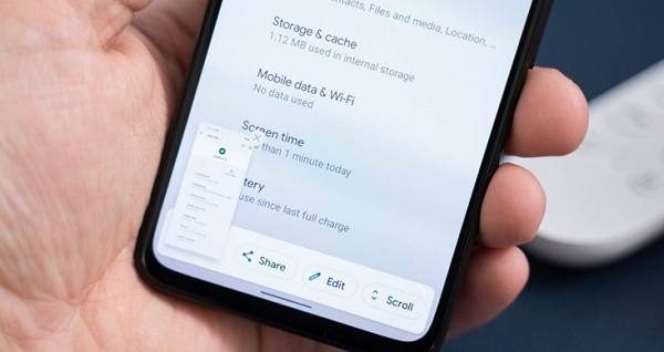 Trong bản thử nghiệm của Android 12, Google đã bổ sung tính năng chụp cuộn trang. Sau khi chụp màn hình, các tùy chọn bổ sung sẽ hiển thị ở góc dưới, người dùng có thể ấn chọn Scroll (cuộn) để chụp toàn bộ trang đang hiển thị trên màn hình.
