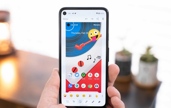 Tương tự như Instagram, người dùng có thể chọn một ảnh bất kỳ và tự do thêm, đổi màu, điều chỉnh kích thước cho văn bản cũng như biểu tượng cảm xúc.