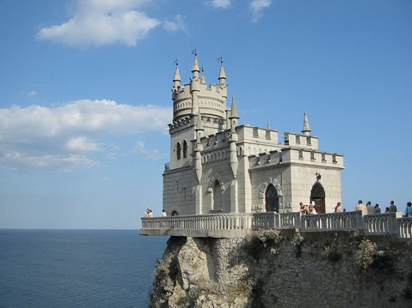Lâu Đài Tổ Yến ở Crimea đã tồn tại vững chãi vượt qua một trận động đất trong lịch sử. Nhìn ra vùng biển ở Crime, lâu đài xây dựng vào năm 1911 và vẫn còn khá nguyên vẹn cho đến ngày nay.