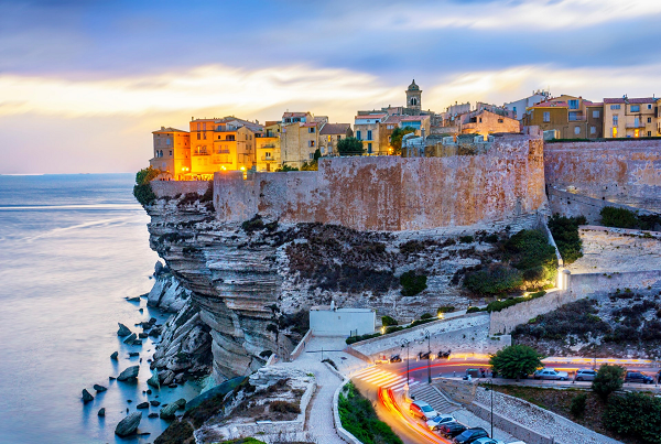 Bonifacio, Corsica là một thị trấn tuyệt đẹp vẫn còn lưu giữ nét quyến rũ, công trình xây dựng ban đầu nằm ở rìa của một con dốc. Hiện nay, cả thị trấn nằm bên rìa vách đá.