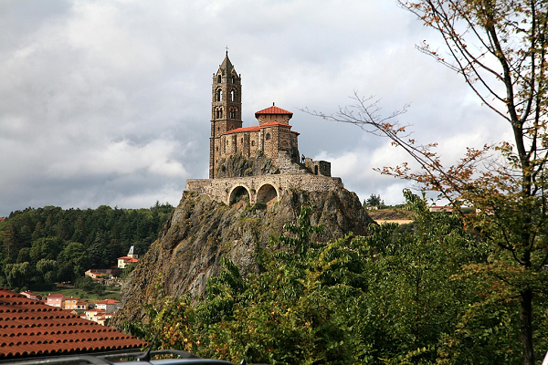 Tòa nhà Saint-Michel D'Aiguilhe Ở Pháp được xây dựng trên đỉnh một ngọn núi lửa đã tắt cao khoảng 84 mét.