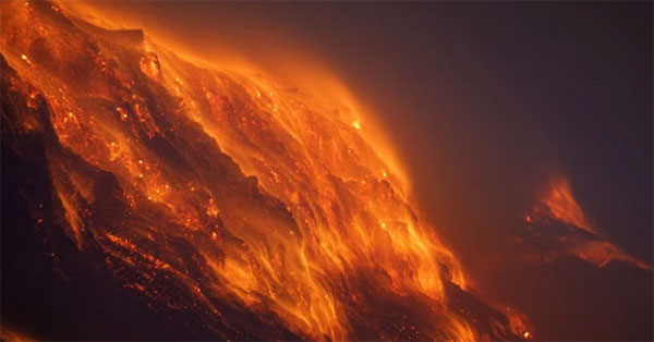 Nằm cách thành phố Sydney 224 km về phía Bắc, ngọn lửa Mount Wingen còn có tên Burning Mountain.