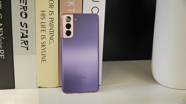 Samsung đã chào đón năm 2021 bằng việc ra mắt thế hệ mới của dòng Galaxy S là Galaxy S21 series. Bộ ba điện thoại này mang rất nhiều cải tiến, năng cấp so với thế hệ trước, từ thiết kế, cấu hình lẫn tính năng.