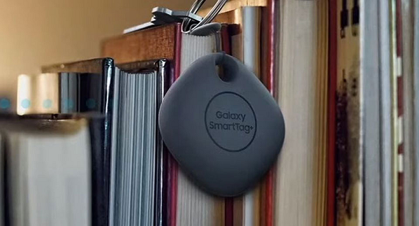 Để xác định vị trí của những đồ vật bị thất lạc, máy chủ SmartThings Find sử dụng tín hiệu Bluetooth năng lượng thấp và công nghệ băng tần siêu rộng UWB phát ra từ các thiết bị Galaxy SmartTag gắn trên chúng. Vị trí này sẽ được hiển thị trên smartphone Galaxy và dẫn đường cho người dùng đến vị trí món đồ bị thất lạc.