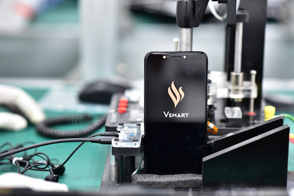 Bên cạnh những mẫu máy giá rẻ hay tầm trung, những mẫu máy với công nghệ hàng đầu như Vsmart Aris Pro với camera ẩn dưới màn hình cũng sẽ được VinSmart giới thiệu tại thị trường được đánh giá là rất khó tính này.
