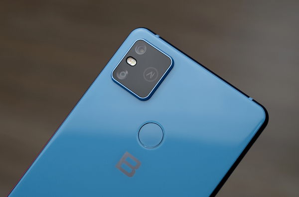 Nhiều người cho rằng "hãng A" là Apple iPhone, còn "hãng G" có thể là Google Pixel.