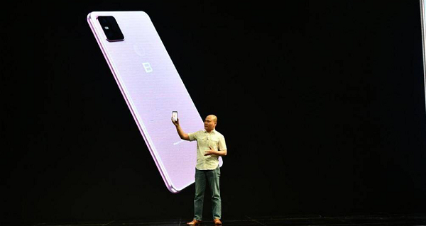 Ông Quảng khẳng định rằng Bphone B86 với sNight 2.0 có thể cho ra những bức ảnh chụp đêm đẹp hơn so với hai smartphone còn lại. Đẹp hơn ở đây không hẳn là sáng hơn, mà là "trung thực và tự nhiên" hơn.
