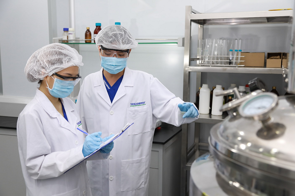 Khẩu trang Wakamono đã được kiểm nghiệm và chứng minh hiệu quả tiêu diệt các loại virus bao gồm virus màng bọc như virus cúm (influenza virus) H1N1 và virus không màng bọc như virus bại liệt như Polio loại I (Poliovirus-I), đặc biệt là tiêu diệt chủng virus Corona lên đến 99% ngay khi tiếp xúc.
