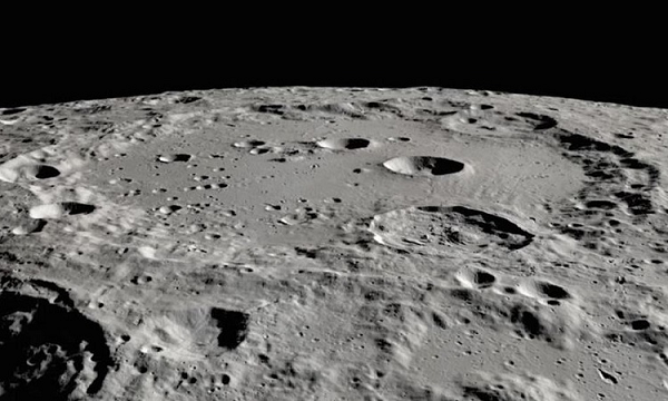 Dự án Apollo là chương trình bay vào vũ trụ thứ ba của con người do NASA thực hiện đã thành công trong việc đưa con người đầu tiên như Neil Armstrong và Buzz Aldrin lên Mặt trăng.