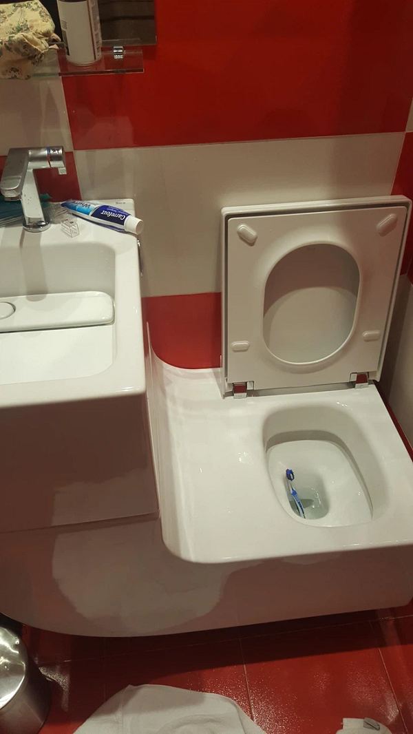 Thiết kế bồn rửa mặt với bồn cầu cạnh nhau rồi còn nối 1 “chiếc cầu trượt” bóng láng thế kia? Báo hại lại phải thay bàn chải!
