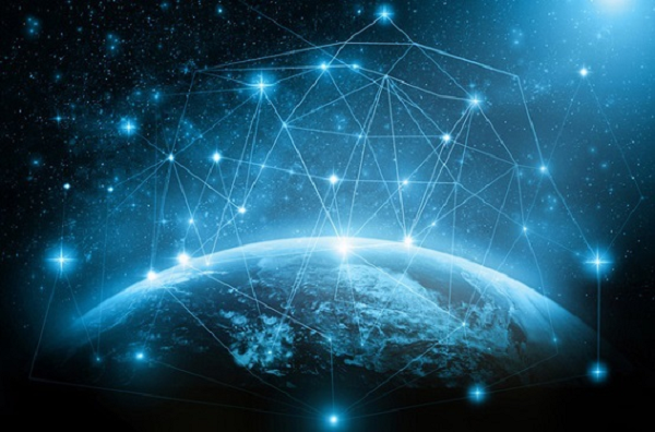 Từ những ngày đầu phóng Starlink của SpaceX lên không, những người chụp ảnh màn đêm đã thấy ngay tác động của dàn vệ tinh mới chỉ chục chiếc. Chưa dừng lại tại đó, SpaceX dự định sẽ phóng lên 12.000 vệ tinh, và nếu suôn sẻ con số này sẽ lên tới 42.000.