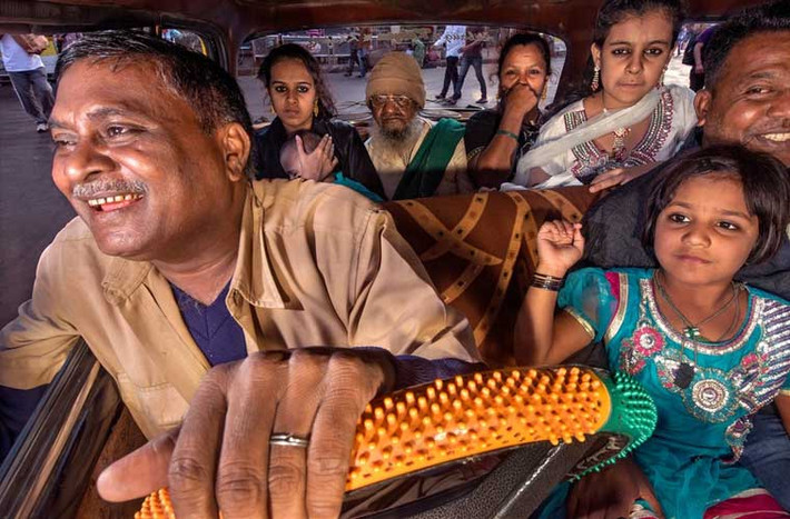 Một gia đình ngồi trong xe taxi có tuổi đời nửa thế kỷ ở Mumbai.