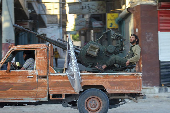 Xe chở các thành viên Mặt trận al-Nusra diễu phố ở thành phố Ariha.
