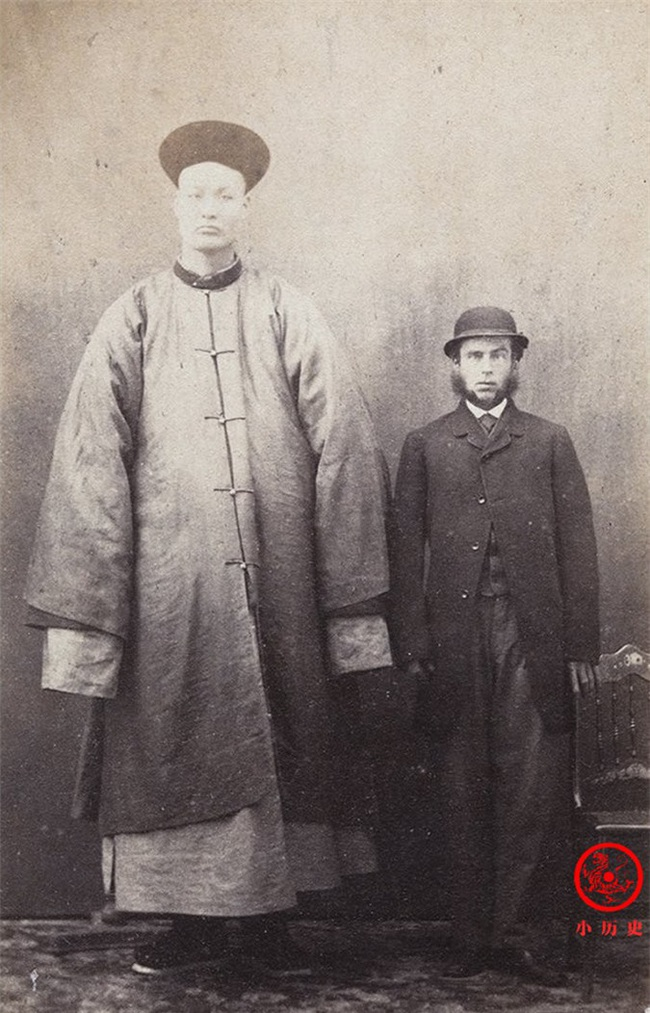 Bức ảnh chụp Chiêm Thế Sai và một người đàn ông phương Tây năm 1864. Chiêm Thế Sai lúc chụp ảnh đã 23 tuổi. Vì cao hơn 2m nên ông đã được một công ty nghệ thuật đưa đi biểu diễn khắp thế giới. Sau đó, ông định cư tại Anh và kết hôn với một phụ nữ địa phương.