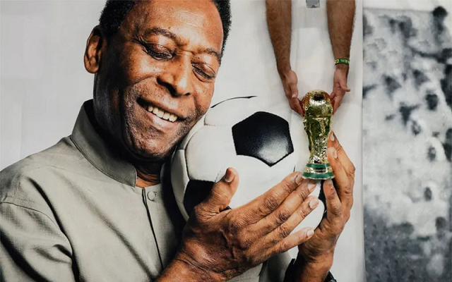 Pele tên thật là Edson Arantes do Nascimento. Ông sinh ngày 23/10/1940 tại Tres Coracoes, bang Minas Gerais, miền nam Brazil. Cha của Pele là cựu cầu thủ Fluminense, ông Dondinho. Mẹ ông là bà Celeste Arantes. Trong gia đình, Pele là anh cả, dưới ông còn có một em gái.