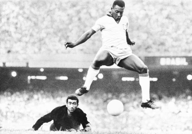 Pele không hề chơi bóng tại bất cứ CLB châu Âu nào và lối chơi của ông chưa được người dân Cựu lục địa kiểm nghiệm. “Pele có thể thất bại nếu chơi bóng tại châu Âu”, Maradona đã phát biểu như vậy trong một cuộc trả lời phỏng vấn trên đài truyền hình Italia năm 1997.