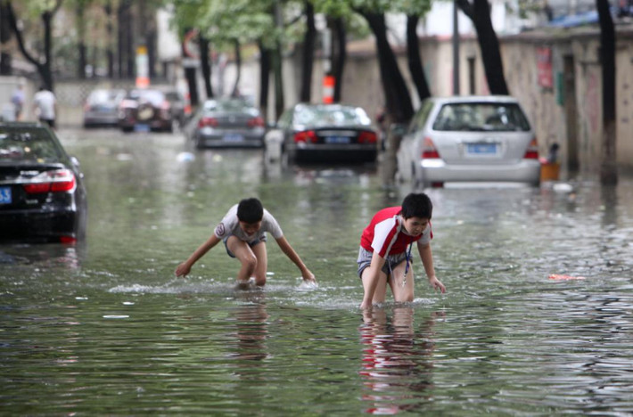 Hai bé trai ở Ninh Ba đang nghịch nước.