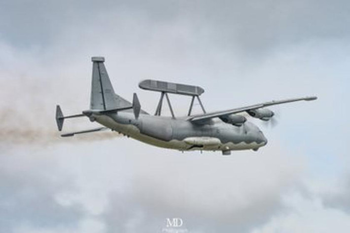Trong cuộc tập trận Falcon Strike, Y-9LG được mang số sê-ri 30211. Đặc điểm nhận dạng này cho thấy máy bay thuộc Sư đoàn đặc nhiệm số 20 của Không quân Trung Quốc. Máy bay tác chiến điện tử Y-9LG của Trung Quốc có thể được nhận dạng bằng ăng-ten "chùm cân bằng" đặc biệt, tương tự như loại ăng-ten trên radar trên không Erieye của Saab và máy bay cảnh báo sớm trên không (AEW) KJ-200 của Trung Quốc.