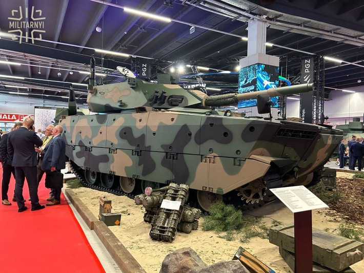 Bên cạnh pháo phòng không tự hành SA-35, tại Triển lãm MSPO 2024, một vũ khí khác của Ba Lan cũng thu hút sự quan tâm lớn đó là súng cối tự hành RAK M120 cỡ 120 mm trên khung gầm thiết giáp bánh xích Borsuk.