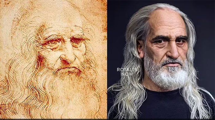 AI đã tạo ra một phiên bản Leonardo với phong cách "chất lừ", mặc áo phông đen và để tóc dài, giữ lại sự huyền bí trong phong cách của ông.(Ảnh: Royalty Now Studios)