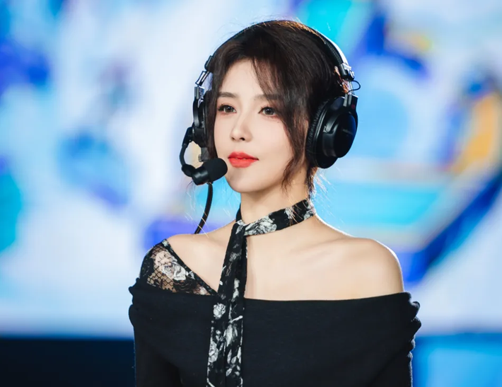 Nhiều người thất vọng và chế giễu căn phòng của Rita giống "chuồng heo", trái ngược hoàn toàn với hình ảnh thanh lịch thường thấy trên sóng.(Ảnh: gameK)