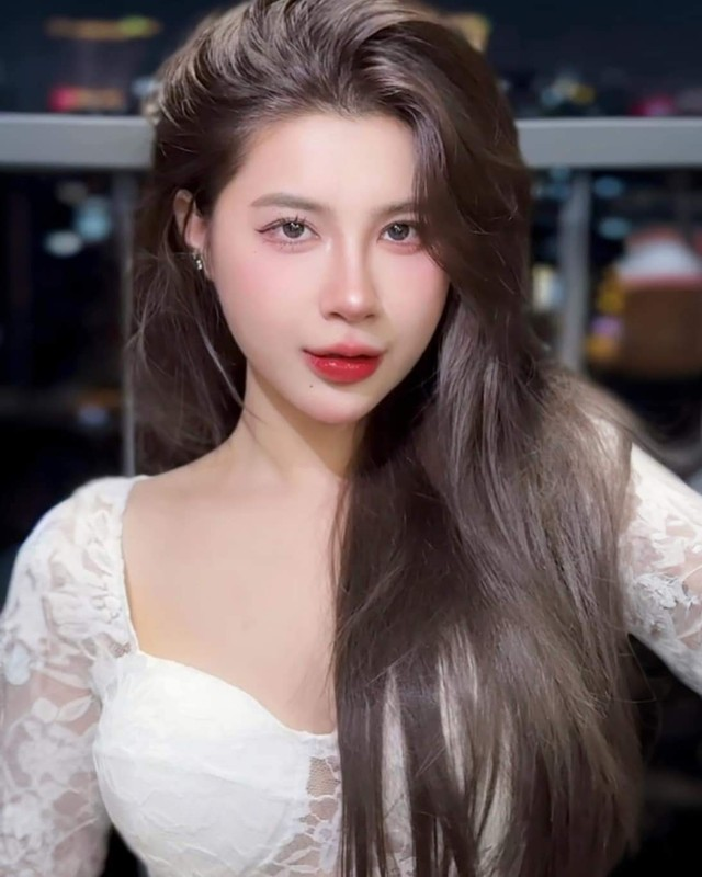 Quỳnh Ami, hot streamer sinh năm 2001, nổi tiếng nhờ ngoại hình xinh đẹp và tài năng trong làng game Việt. (Ảnh: FBNV)
