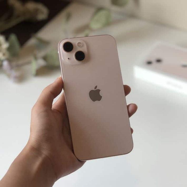 Với mức giá hợp lý, đặc biệt là bản màu hồng, iPhone 13 là lựa chọn hấp dẫn để làm quà tặng dịp Tết 2025. (Ảnh: HPC Luxury)