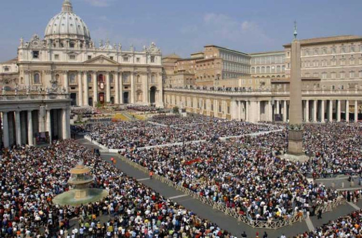 Vatican đứng đầu về tỷ lệ khách du lịch trên đầu người. Riêng các viện bảo tàng Vatican hàng năm thường đón gần 5,5 triệu lượt khách.