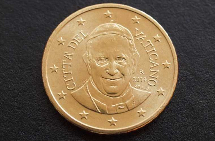 Năm 2000, Tòa thánh Vatican và chính phủ Italy đã ký một thỏa thuận cho phép Vatican phát hành đồng Euro riêng. Euro ở Vatican có thể lưu hành tự do ở các nước trong khu vực Eurozone.