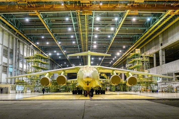 Máy bay vận tải Il-76 được chế tạo vào cuối thập niên 1960 dưới thời Liên Xô, cho tới ngày nay, chiếc phi cơ này đã trải qua nhiều lần cải tiến, đi kèm với những biến thể đặc biệt như máy bay tiếp dầu Il-78 hay máy bay chỉ huy lực lượng hạt nhân Il-76SK (Il-82).