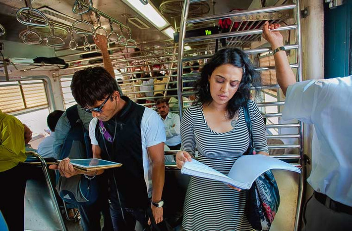 Nữ diễn viên Swara Bhaskar đang đọc bản thảo kịch bản trên tàu từ Churchgate về ga Andheri.