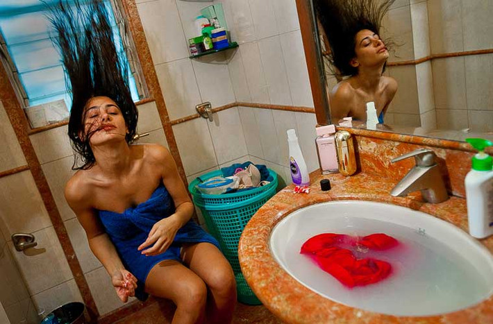 Người mẫu kiêm diễn viên Nargis Fakhri đang sửa soạn trang điểm trước khi rời nhà. Cô thường được trả 15.000 USD-20.000 USD cho mỗi lần đi sự kiện quảng bá.