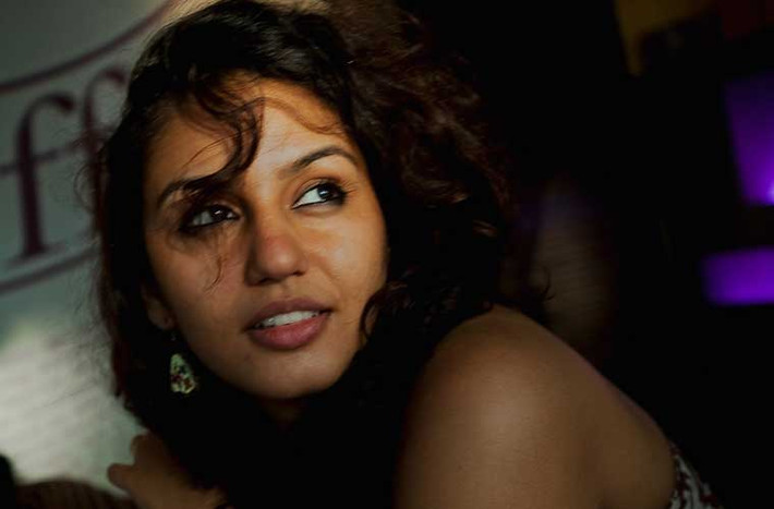 Cô Huma Qureshi chụp ảnh tại quán cà phê Café Coffee Day trước khi ghi hình cho bộ phim đầu tay do đạo diễn Anurag Kashyap thực hiện.