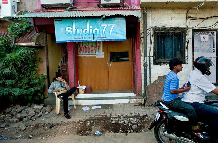 Người đàn ông ngồi bên ngoài Studio 77, một trong những văn phòng tuyển diễn viên nhộn nhịp nhất ở Andheri.