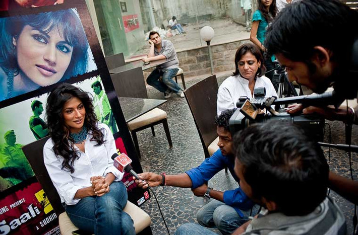 Chitrangada Singh, nữ người mẫu lấn sang điện ảnh, trả lời các câu hỏi trong buổi họp báo ra mắt bộ phim Yeh Saali Zingdagi.
